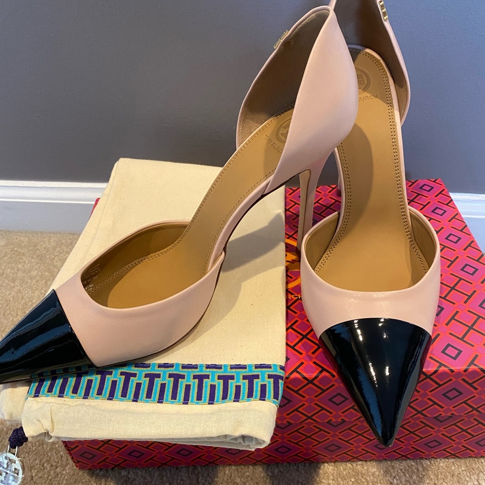 Tory Burch D’Orsay pumps in nude & black patent
